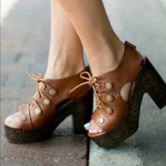 Free People Shoes - FREE People Farrah Clogs In Whiskey Size 38